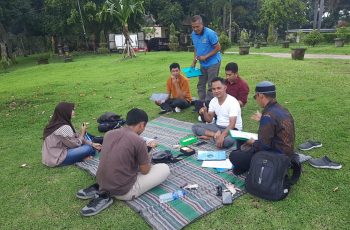 Dosen IAI Al-Manan bersama Mahasiswa diskusi di taman raya lemor