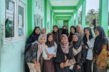 Foto Bersama Dosen dan Mahasiswa IAI Al-Manan menjelang Semester